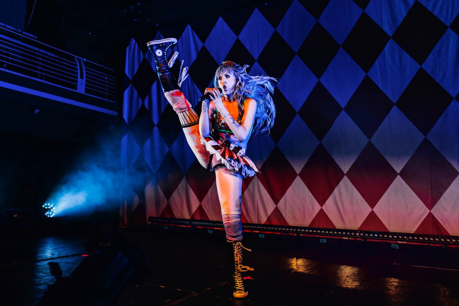 LIVE: Ashnikko vybudovala v Arše+ kult, ten jí obětoval nakládané okurky a podprsenku