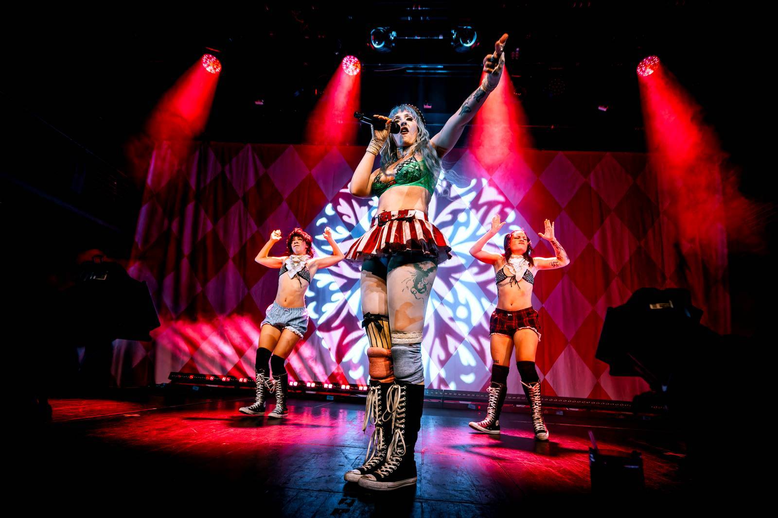 LIVE: Ashnikko vybudovala v Arše+ kult, ten jí obětoval nakládané okurky a podprsenku