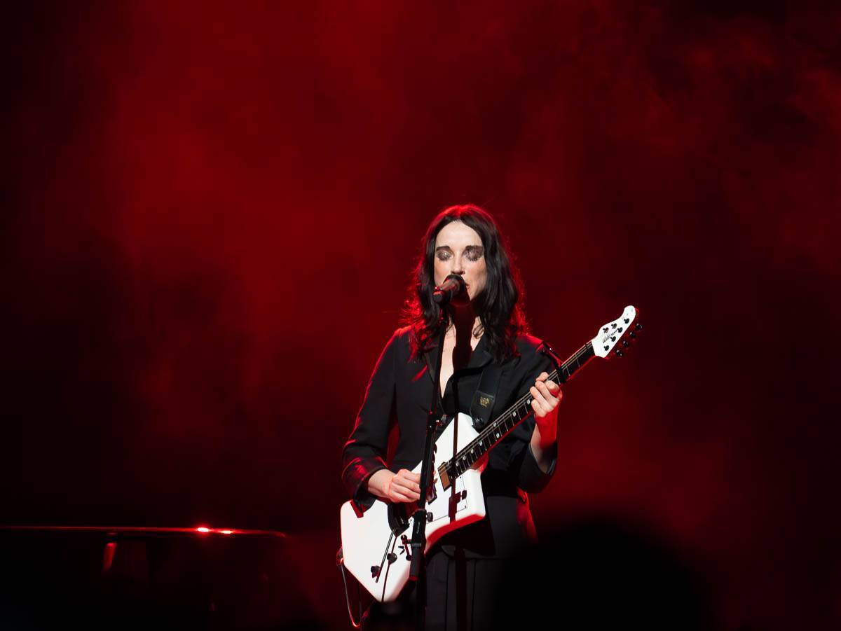 LIVE: Hudebně brilantní, jinak rozpačité. St. Vincent připravila v Praze frustrující zážitek