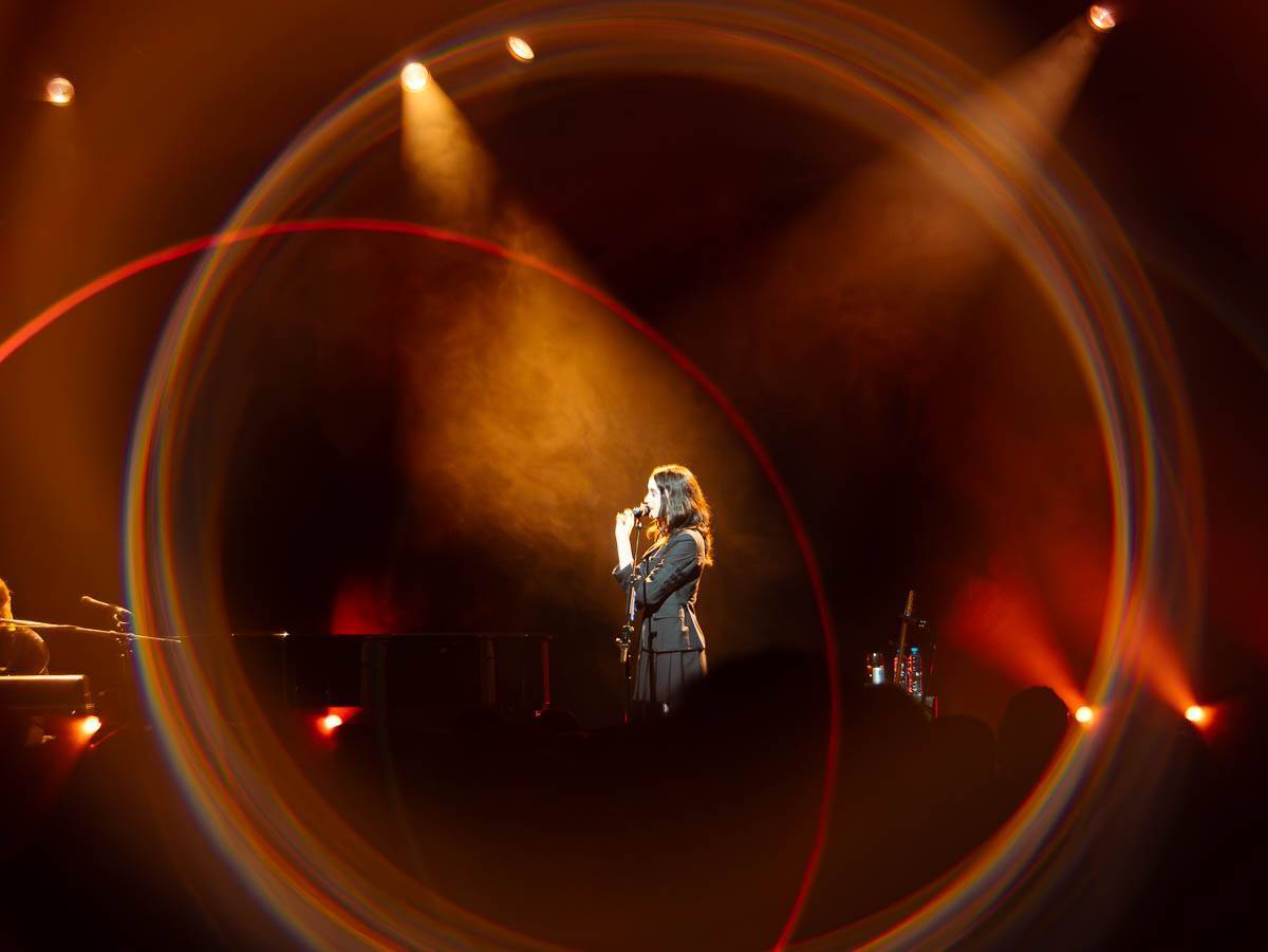 LIVE: Hudebně brilantní, jinak rozpačité. St. Vincent připravila v Praze frustrující zážitek