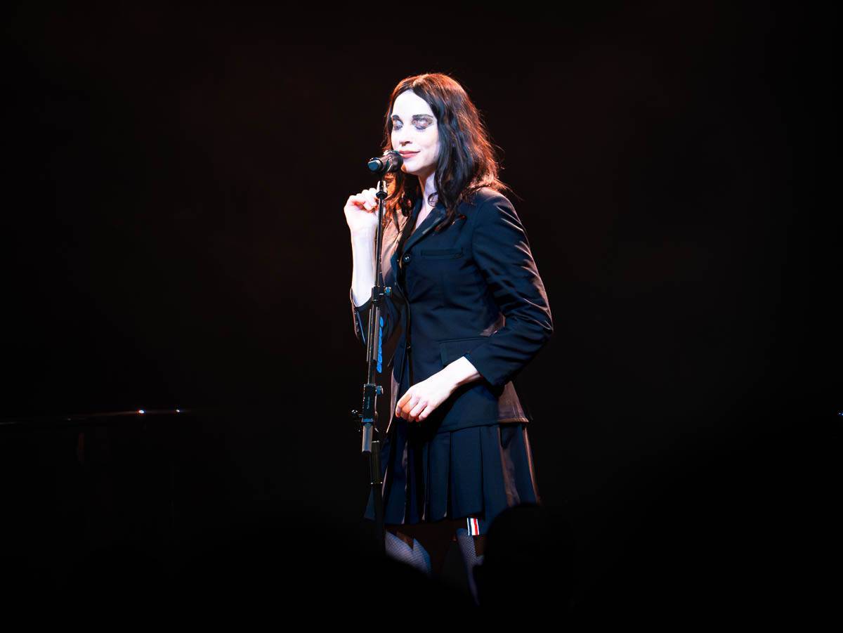 LIVE: Hudebně brilantní, jinak rozpačité. St. Vincent připravila v Praze frustrující zážitek