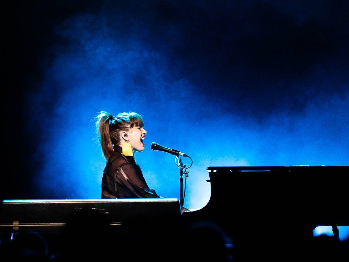 LIVE: Hudebně brilantní, jinak rozpačité. St. Vincent připravila v Praze frustrující zážitek