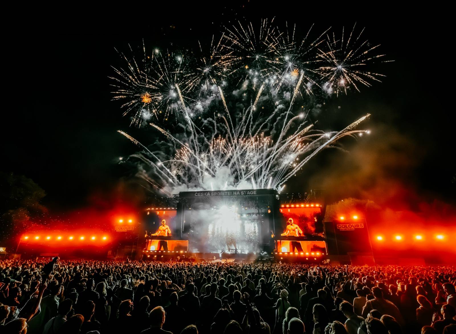 LIVE: Colours of Ostrava, den čtvrtý: Draví J.A.R., pompézní finále s The Chainsmokers i rozloučení s ředitelkou Zlatou Holušovou