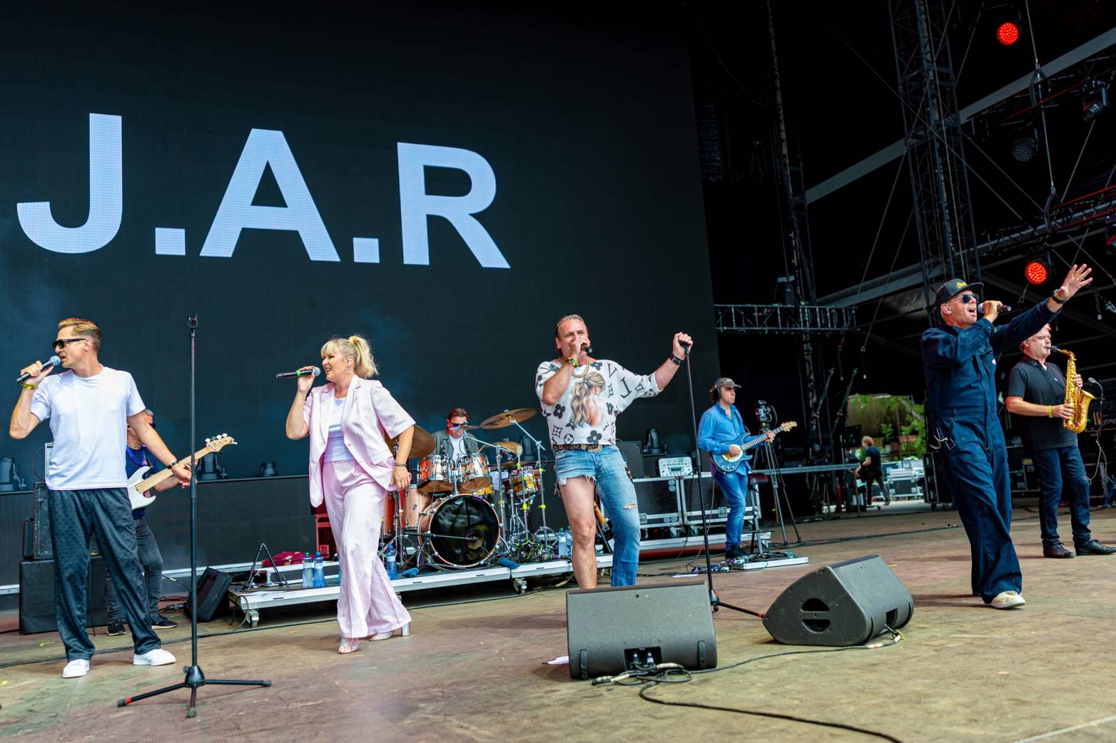 LIVE: Colours of Ostrava, den čtvrtý: Draví J.A.R., pompézní finále s The Chainsmokers i rozloučení s ředitelkou Zlatou Holušovou