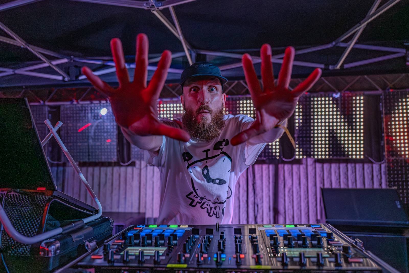 LIVE: Prvnímu dni Pop Messe kralovali elektroničtí Real Lies a Orbital. Exceloval i MC Gey