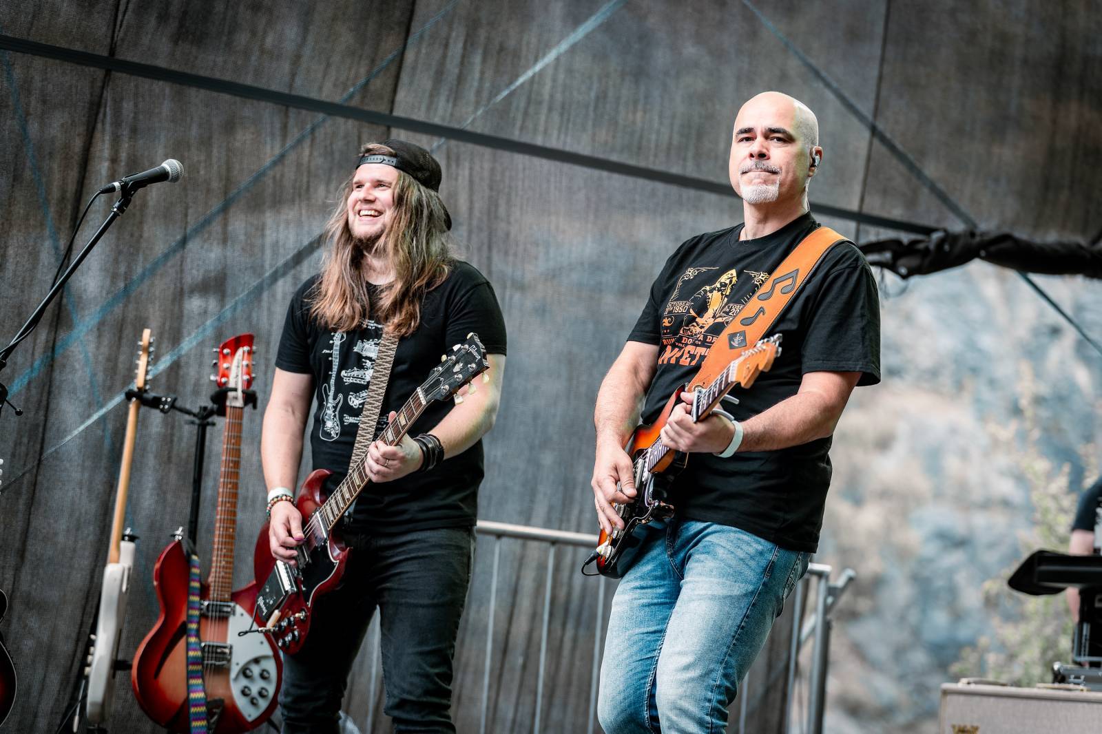 LIVE: Mňága a Žďorp v lomu Velká Amerika roztančila fanoušky v dešti, překvapila Žbirkovým songem 22 dní