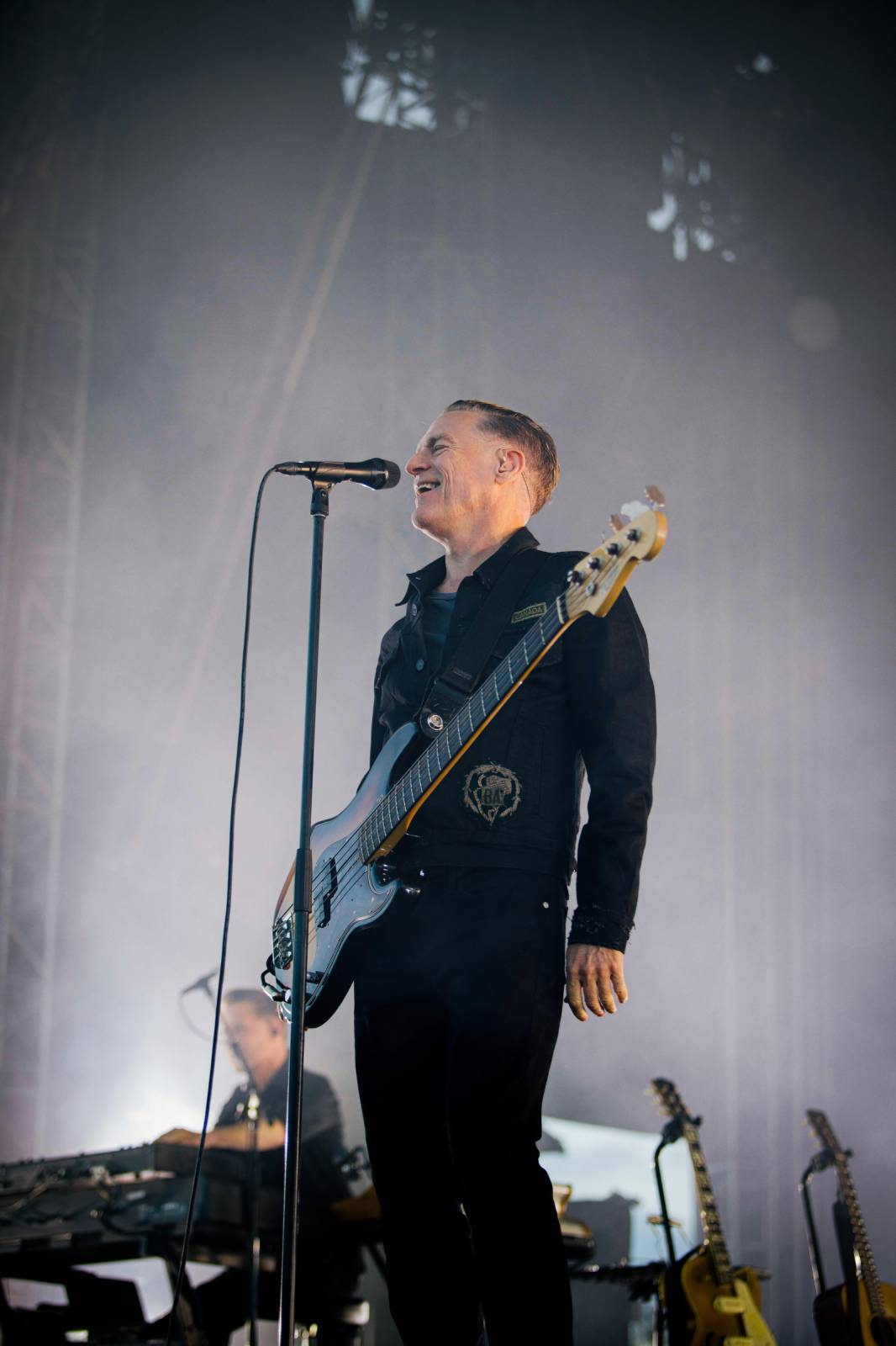 LIVE: Bryan Adams rozohnil v Hradci Králové fanynky, trička šla dolů