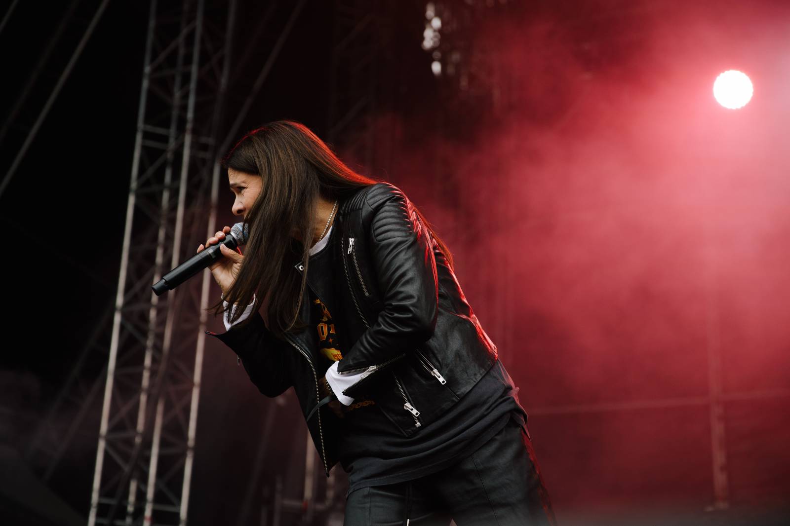 LIVE: Bryan Adams rozohnil v Hradci Králové fanynky, trička šla dolů