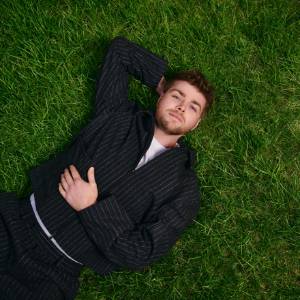 RECENZE: Alex Warren se na vydařeném debutu vyrovnává s vlastními traumaty a vyhlíží lepší zítřky