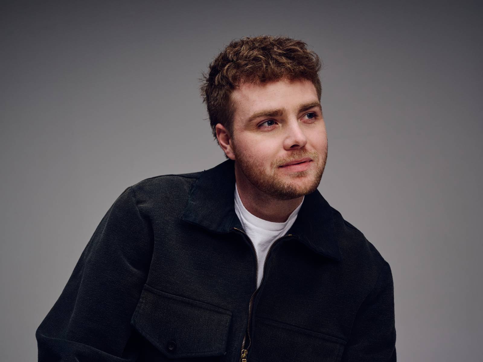 RECENZE: Alex Warren se na vydařeném debutu vyrovnává s vlastními traumaty a vyhlíží lepší zítřky