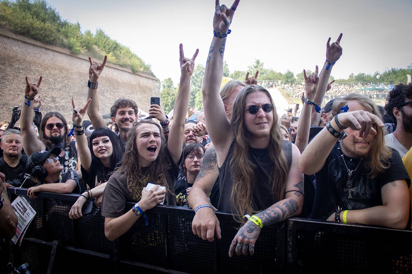 LIVE: Toaleťák létal vzduchem. Čtvrtek na Brutal Assault ukradli Gutalax, Gojira a Fear Factory