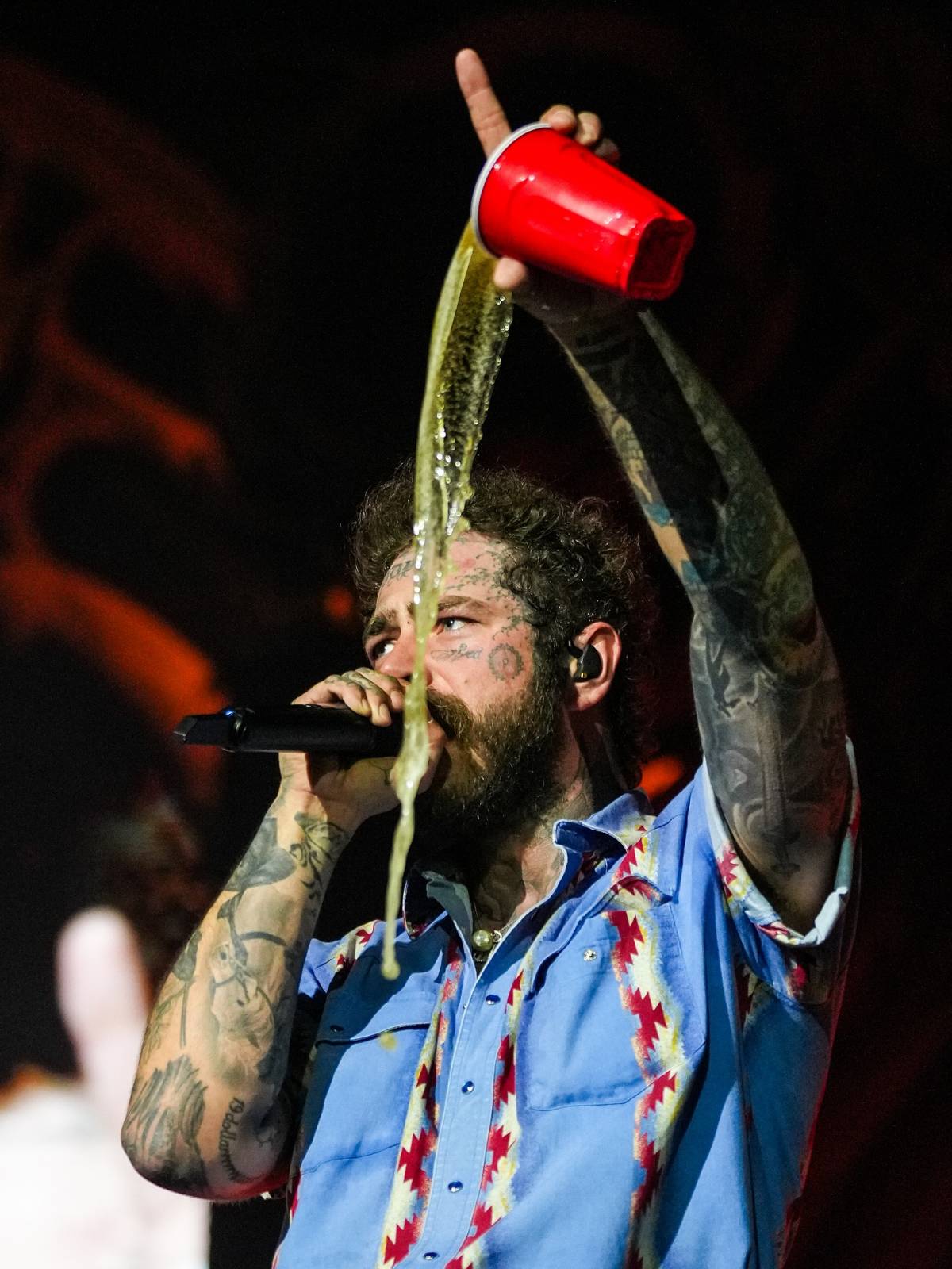 LIVE: Post Malone srdceryvně proplouval mezi žánry. Velkolepá show a notná dávka amerického country