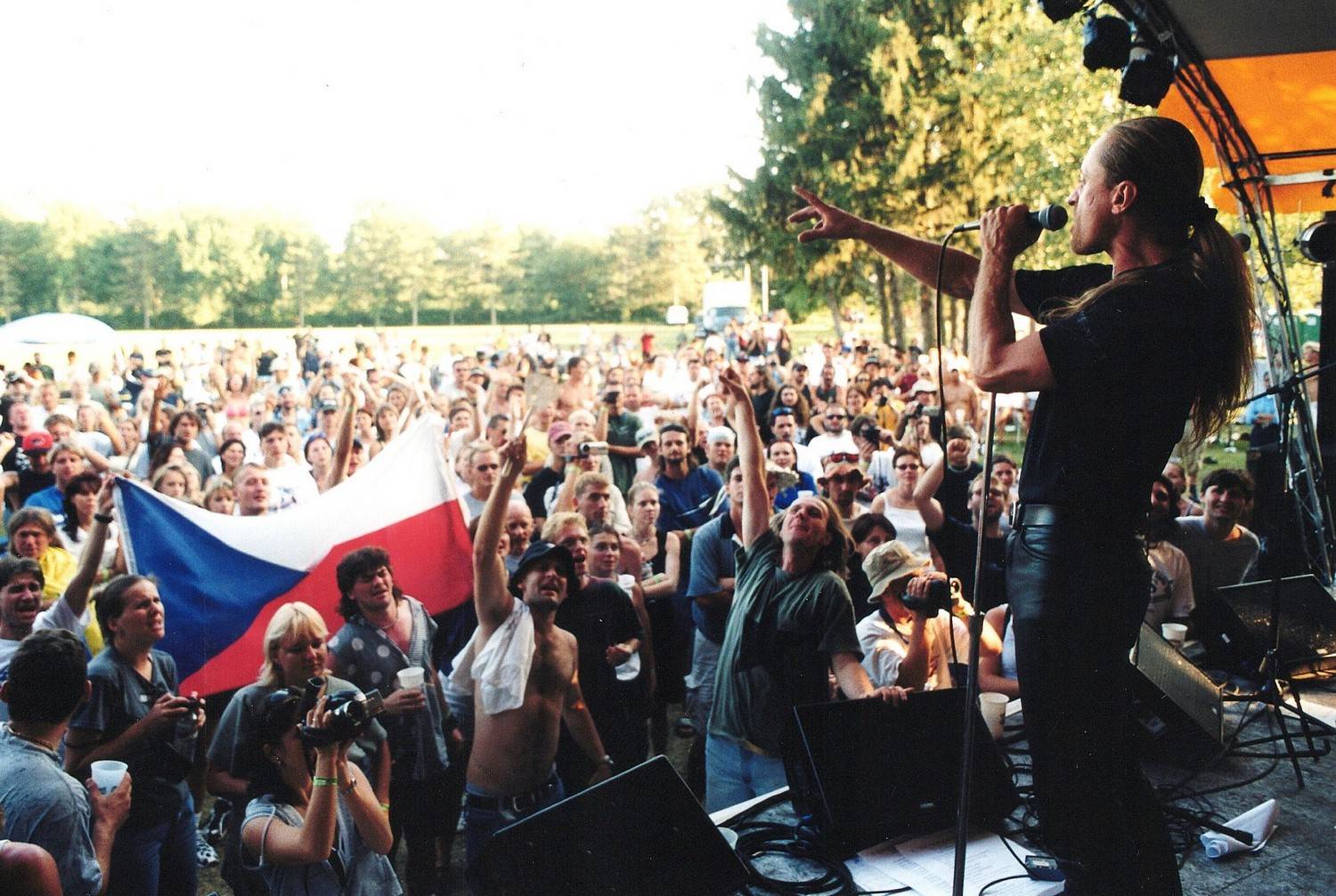 RETRO 2000 | První CS Rockfest v USA. U Chicaga krajanům zahráli Olympic, Pražský výběr, Tublatanka, BSP, Vladimír Mišík i Vlasta Redl
