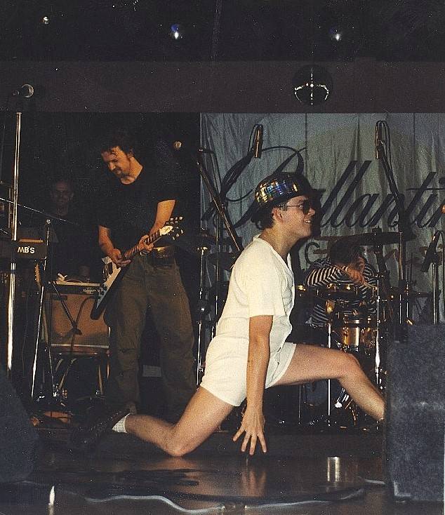 RETRO 2000 | Cheb, Viagra a Monkey Business. Svůj první koncert odehrála kapela Romana Holého v nevěstinci  