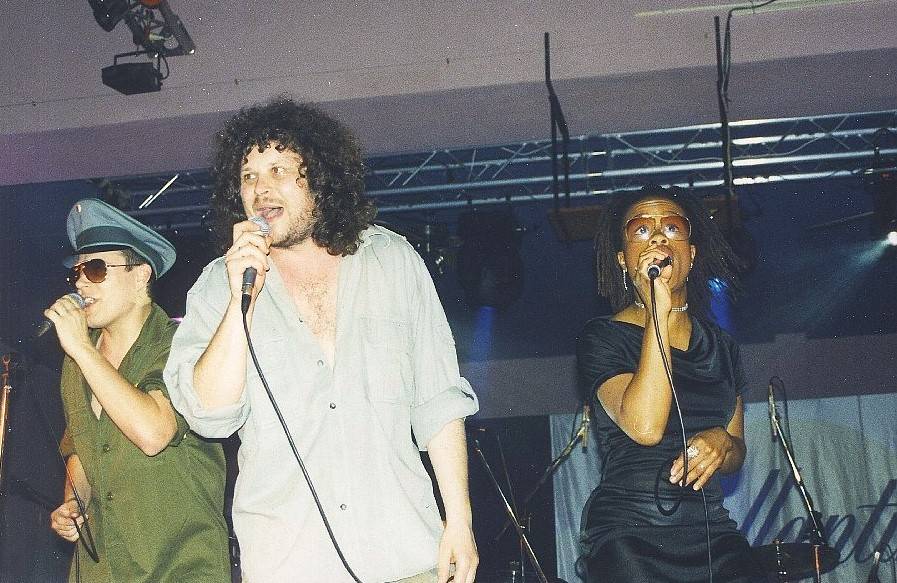 RETRO 2000 | Cheb, Viagra a Monkey Business. Svůj první koncert odehrála kapela Romana Holého v nevěstinci  