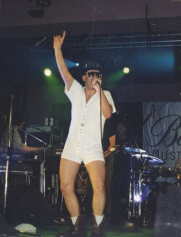 RETRO 2000 | Cheb, Viagra a Monkey Business. Svůj první koncert odehrála kapela Romana Holého v nevěstinci  