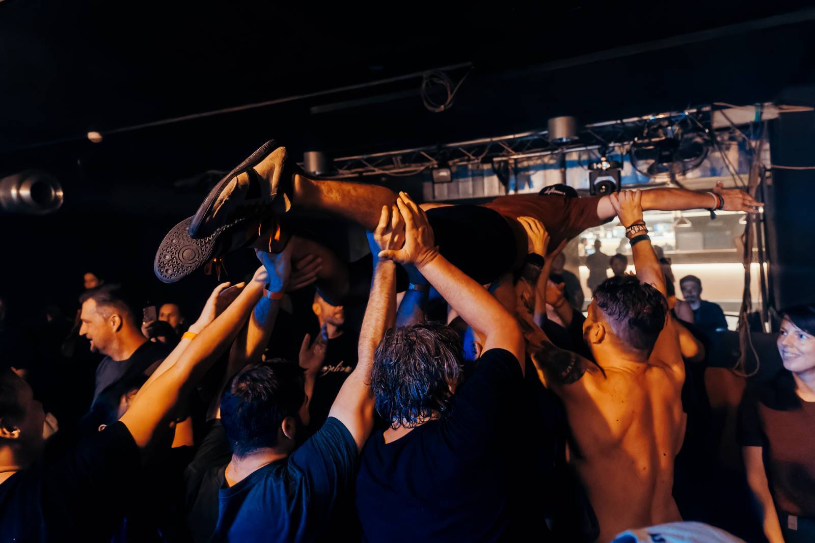 LIVE: První ročník StageBound festivalu v Rock Café. Loučící se The.Switch, rockové bohyně The Agony a trio kapel s velkým potenciálem