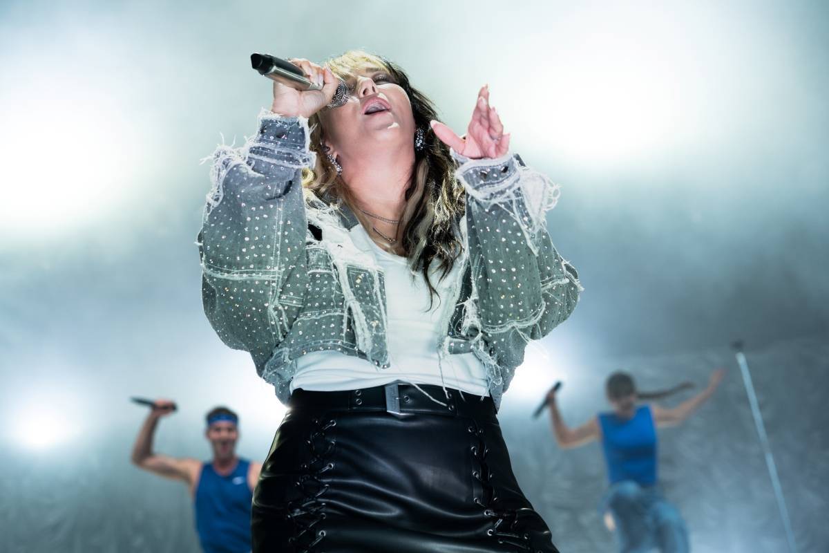 LIVE: Promočená do poslední nitky, ale šťastná. Ewa Farna se lijáku v Brně nezalekla, na stage pozvala Annet X