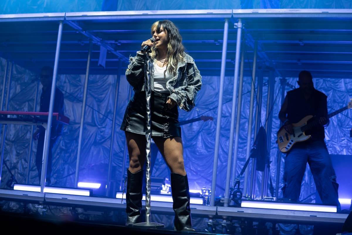 LIVE: Promočená do poslední nitky, ale šťastná. Ewa Farna se lijáku v Brně nezalekla, na stage pozvala Annet X