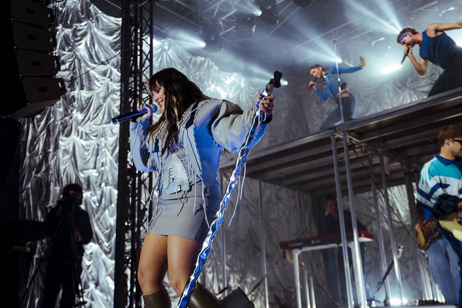 LIVE: Promočená do poslední nitky, ale šťastná. Ewa Farna se lijáku v Brně nezalekla, na stage pozvala Annet X