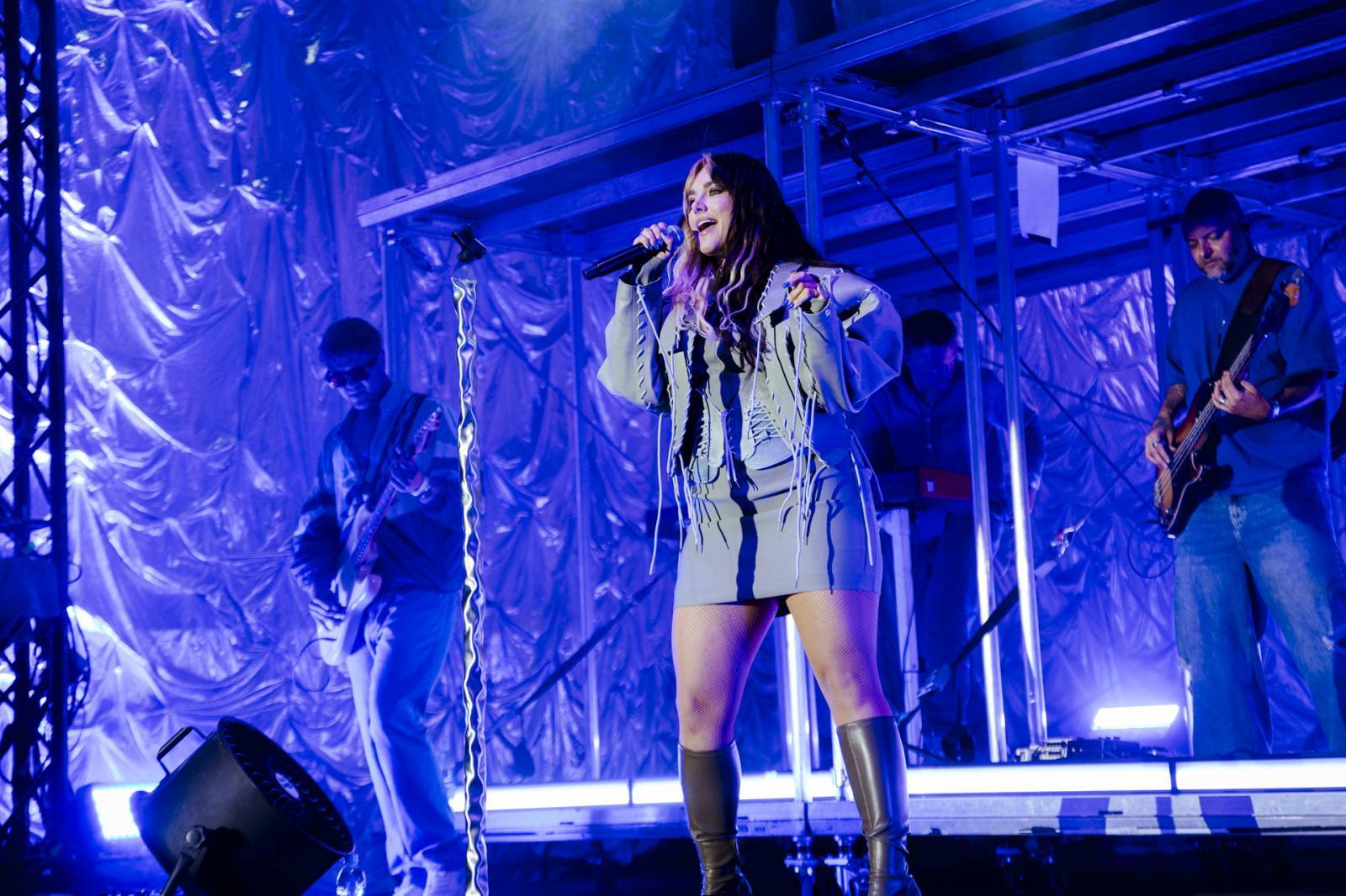 LIVE: Promočená do poslední nitky, ale šťastná. Ewa Farna se lijáku v Brně nezalekla, na stage pozvala Annet X