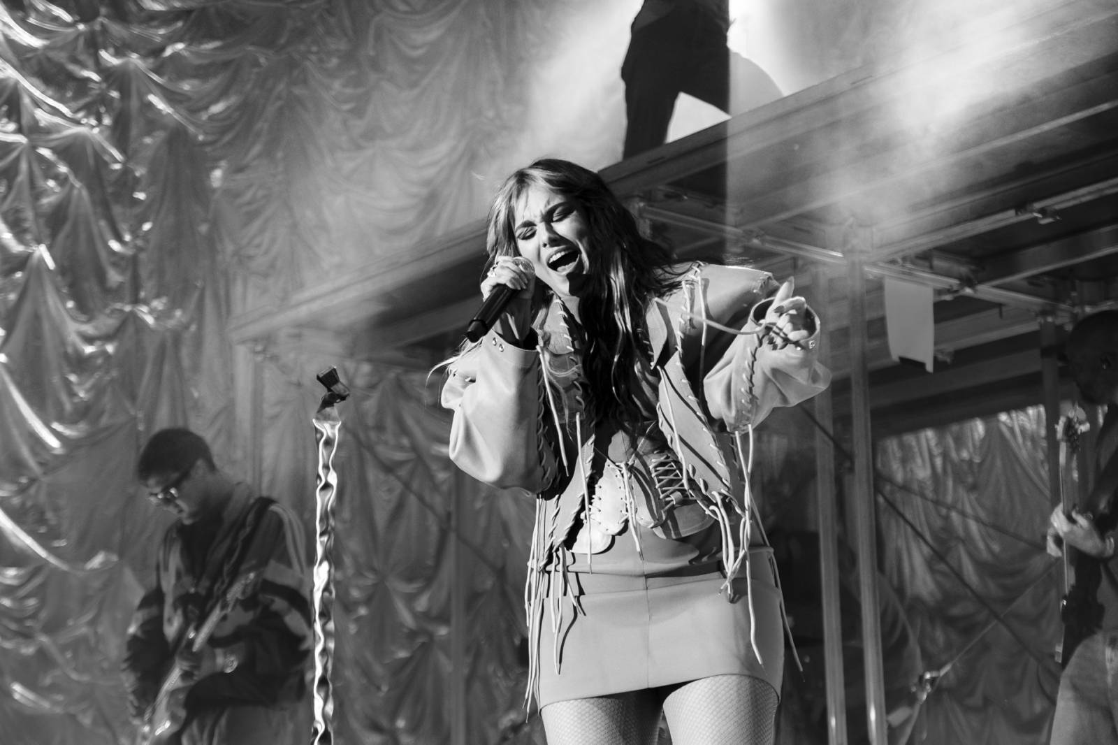 LIVE: Promočená do poslední nitky, ale šťastná. Ewa Farna se lijáku v Brně nezalekla, na stage pozvala Annet X