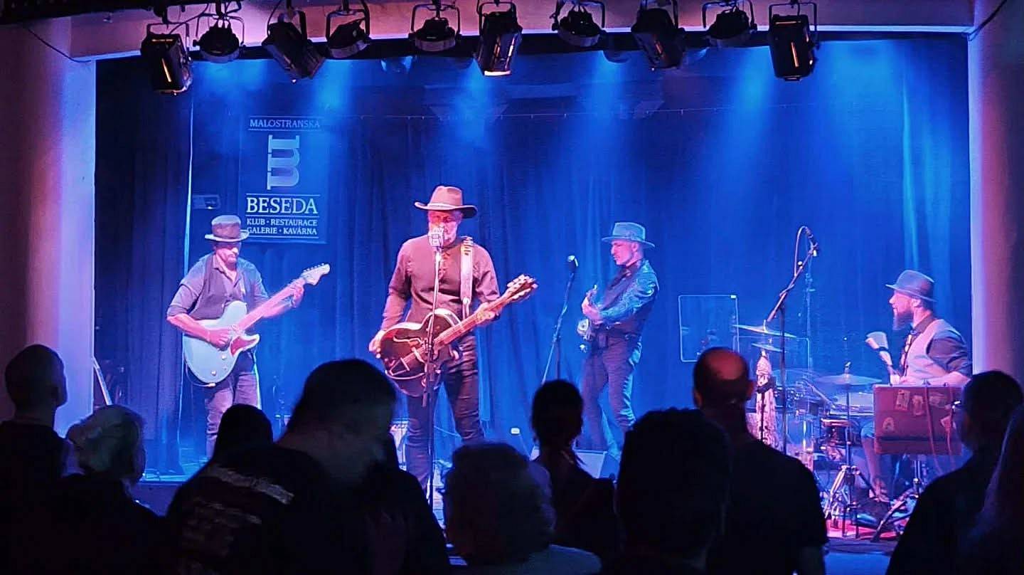 LIVE: Žádná studiová úchylka. Poly Noir & The Holy Spirit Smugglers naživo bodají jako dýka do slabin