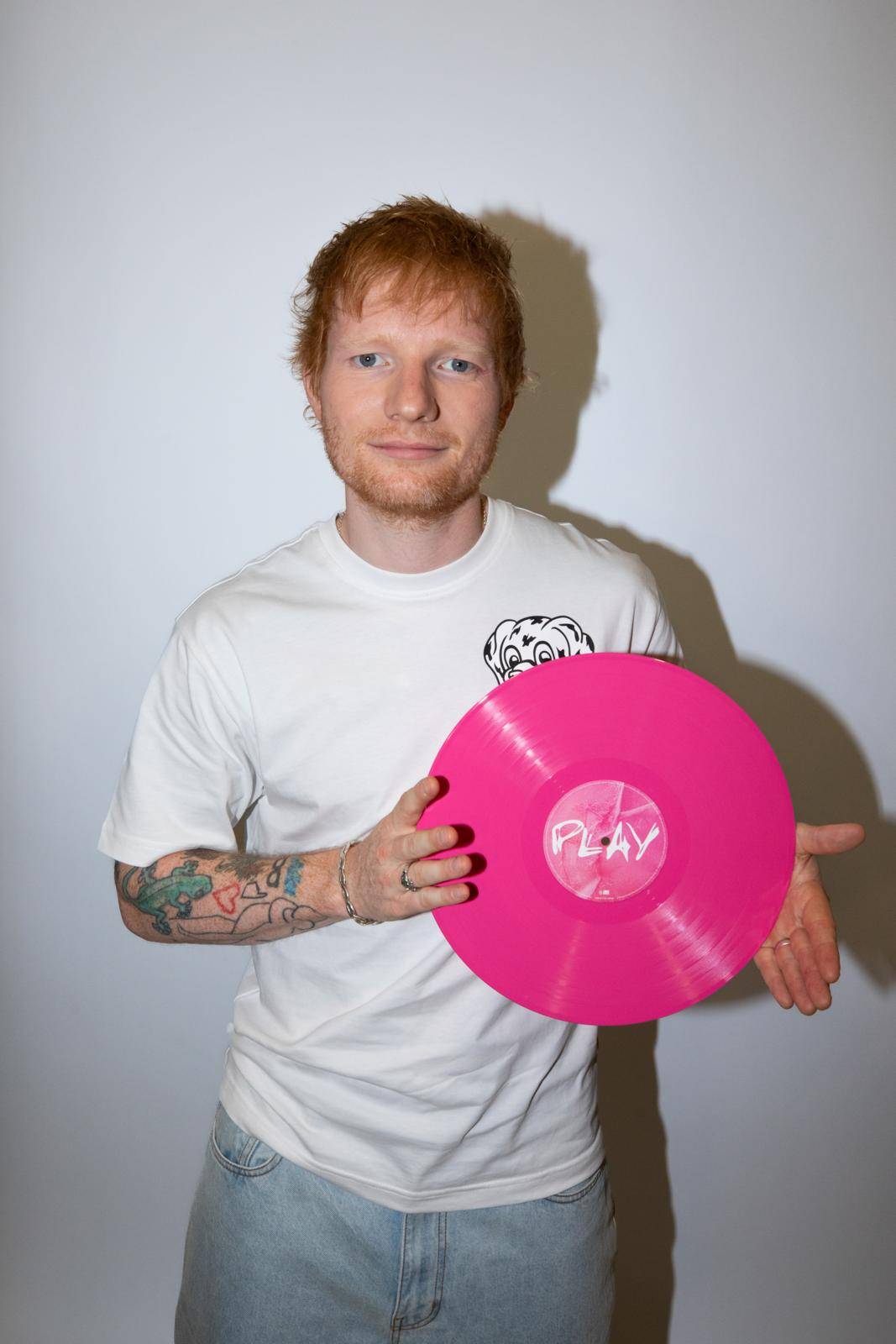 RECENZE: Ed Sheeran sází na jistotu. Nové album Play postrádá invenci