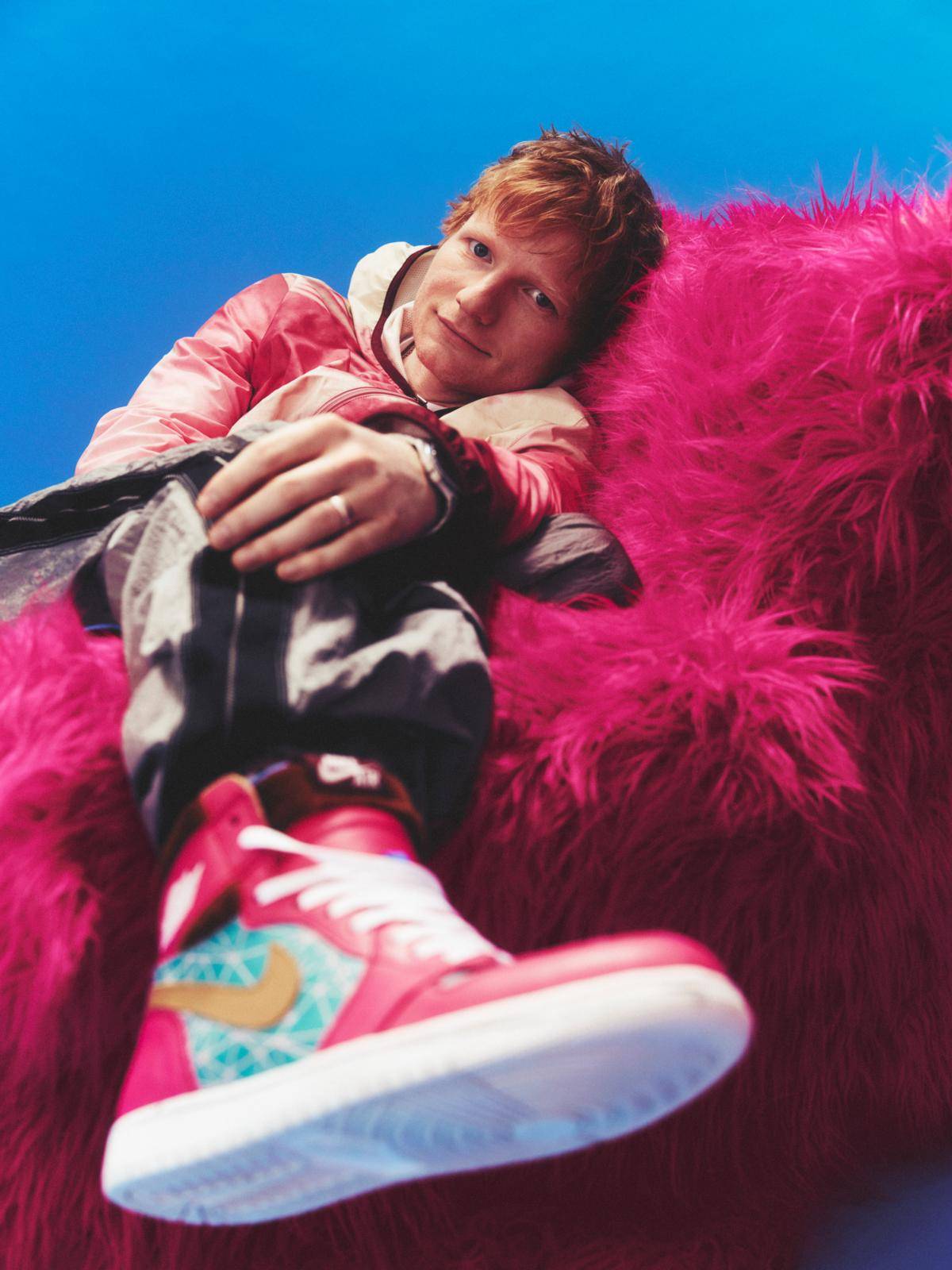 RECENZE: Ed Sheeran sází na jistotu. Nové album Play postrádá invenci