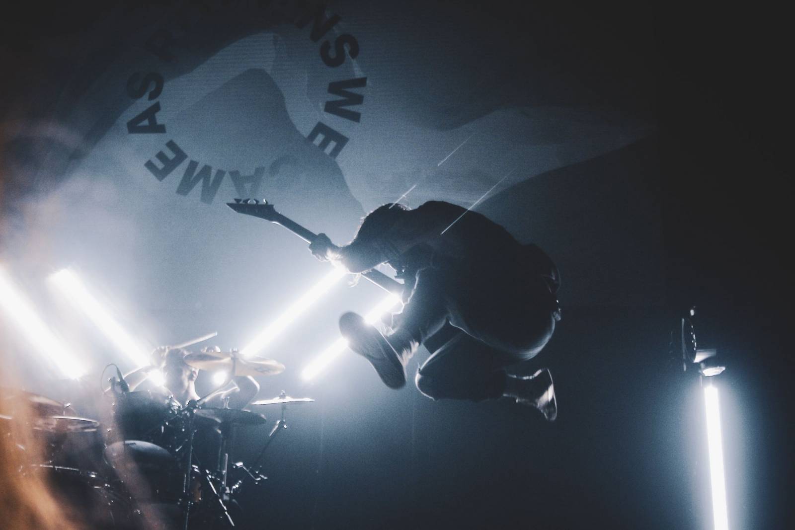 LIVE: We Came as Romans v Praze bez patosu zavzpomínali na zemřelého bratra