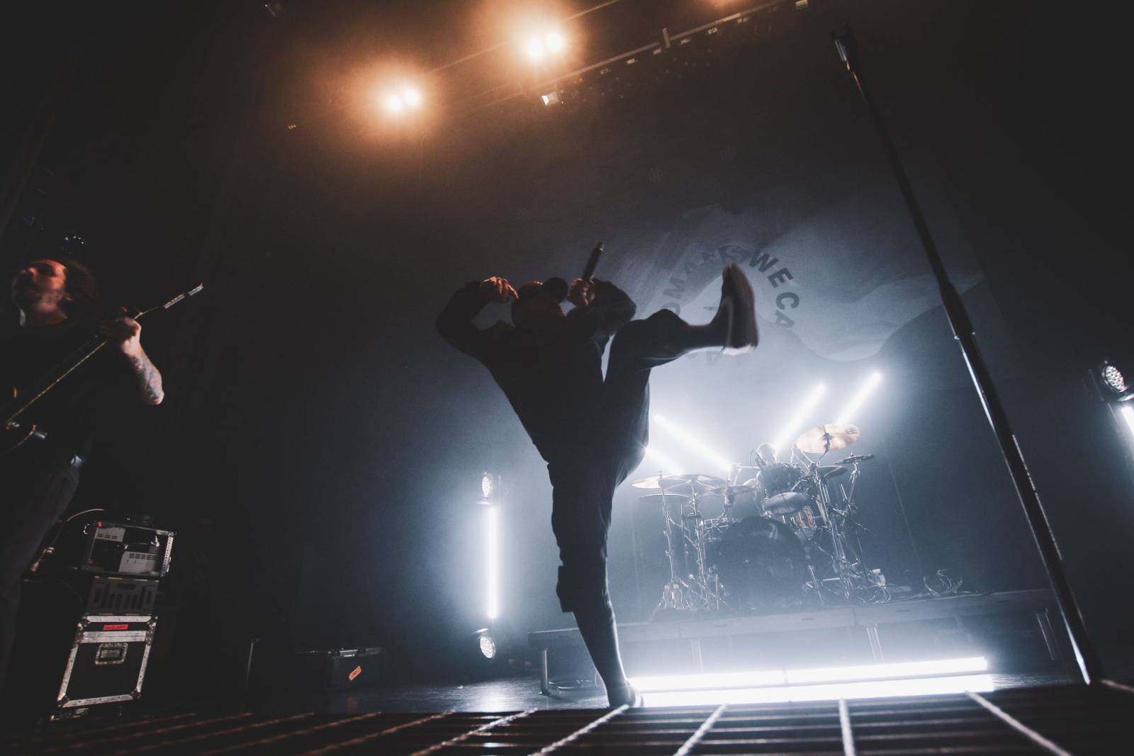 LIVE: We Came as Romans v Praze bez patosu zavzpomínali na zemřelého bratra