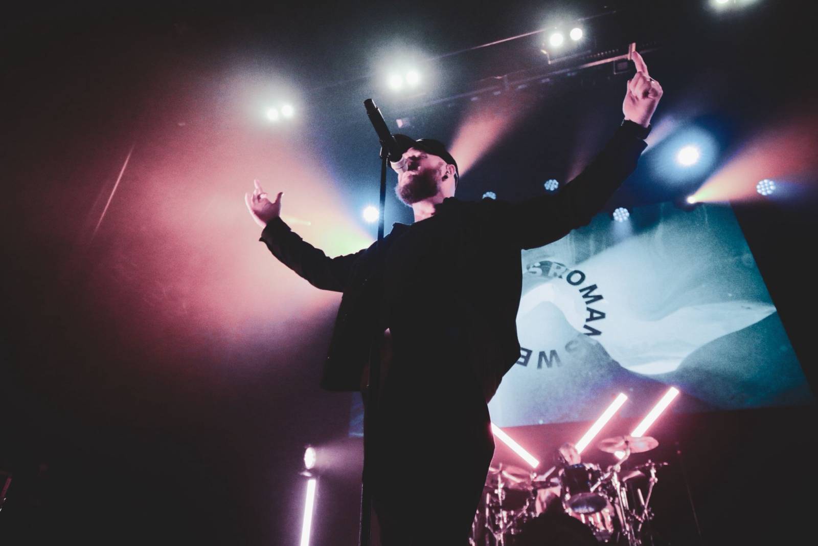 LIVE: We Came as Romans v Praze bez patosu zavzpomínali na zemřelého bratra