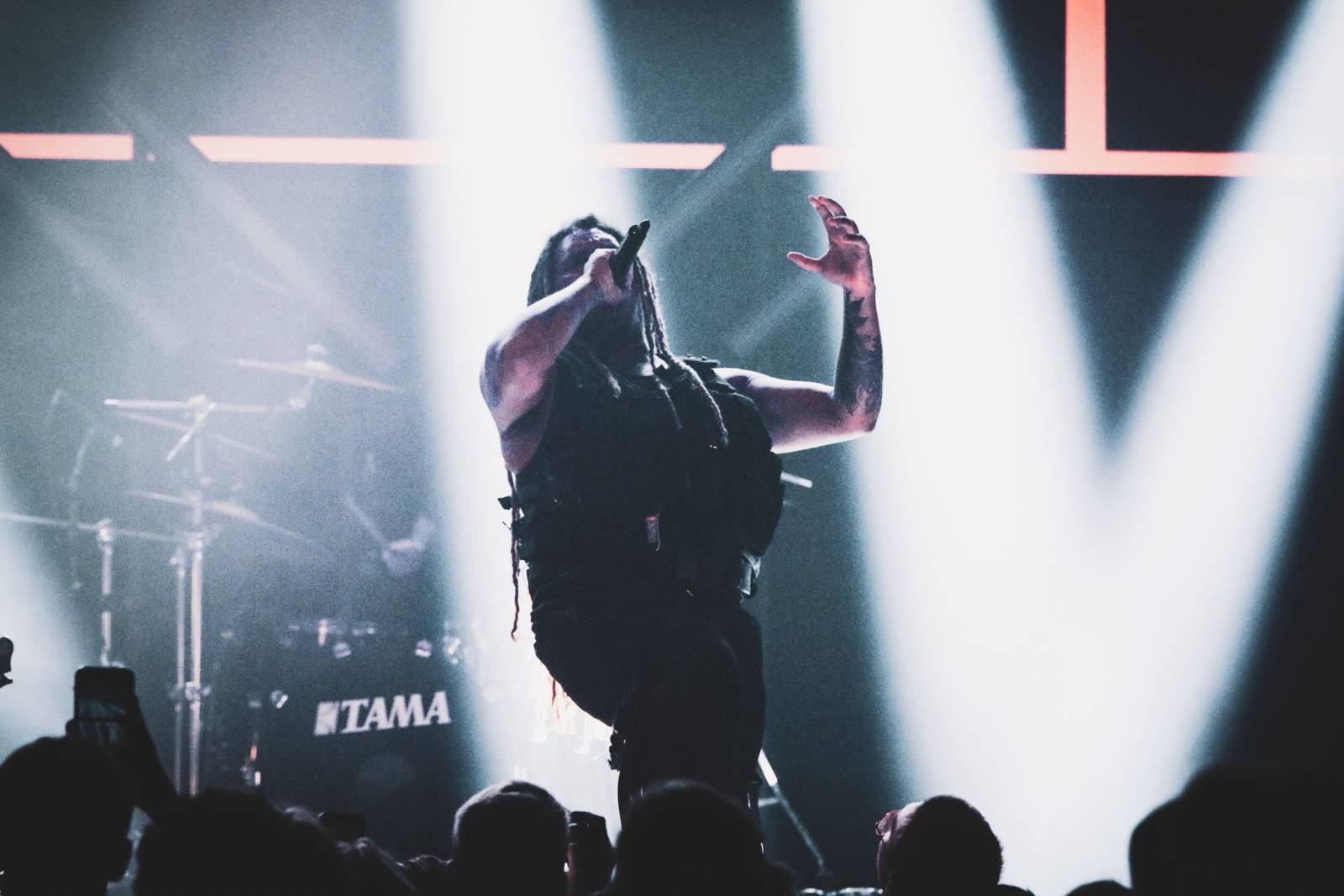 LIVE: We Came as Romans v Praze bez patosu zavzpomínali na zemřelého bratra