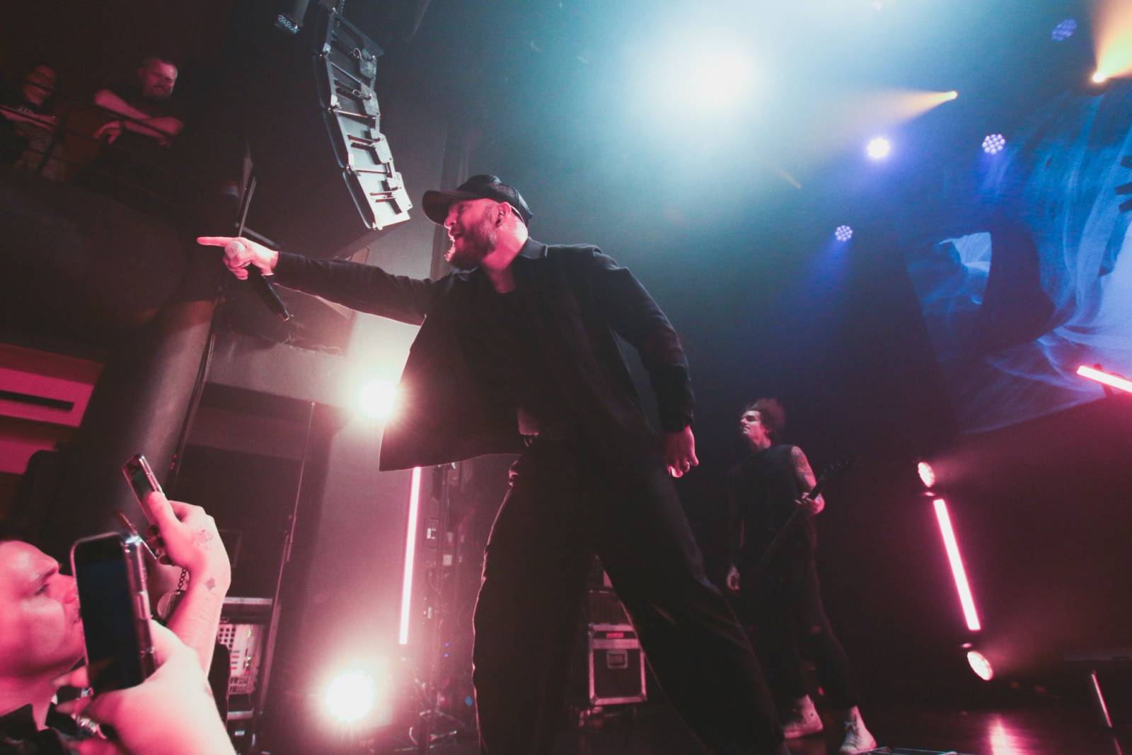 LIVE: We Came as Romans v Praze bez patosu zavzpomínali na zemřelého bratra