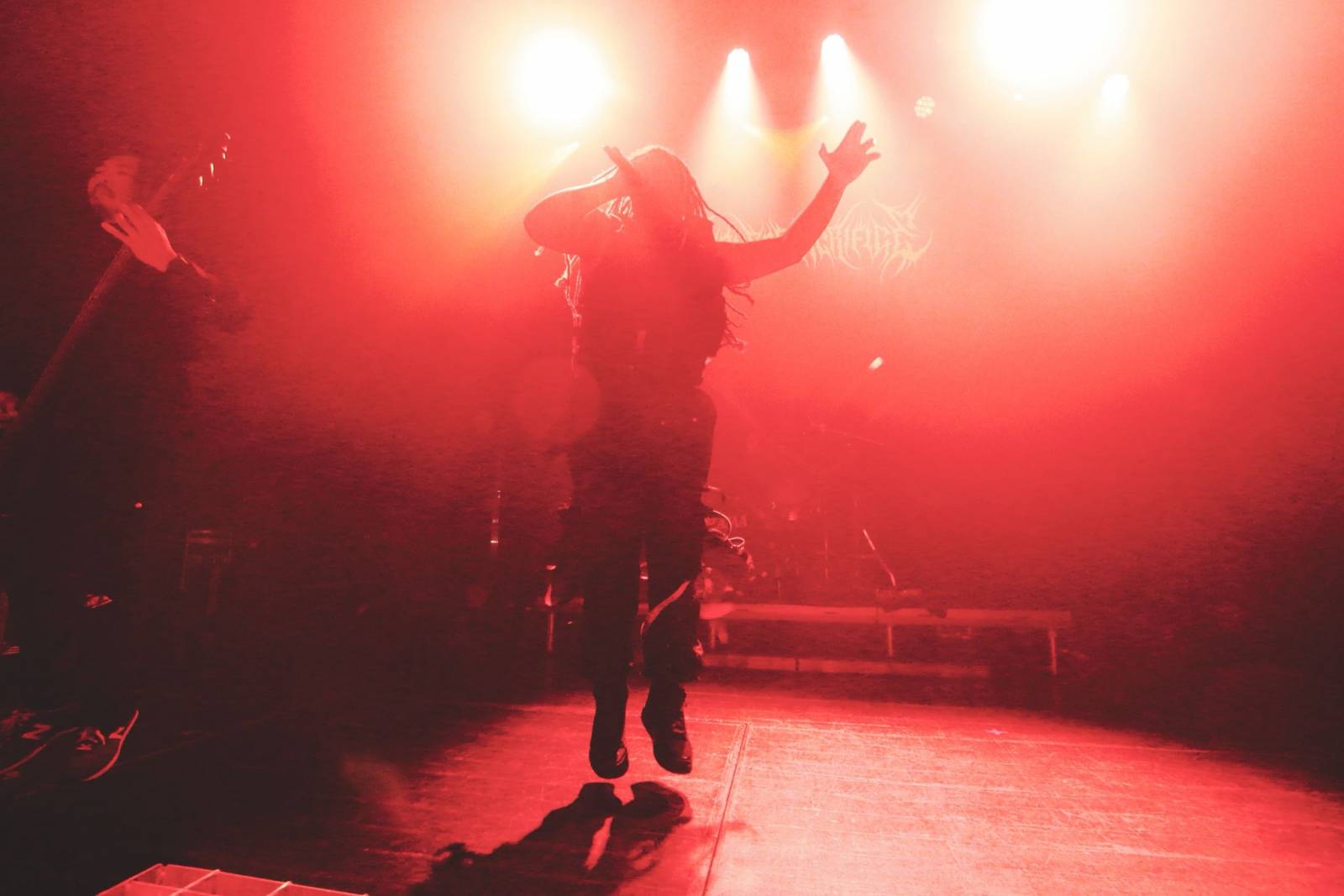 LIVE: We Came as Romans v Praze bez patosu zavzpomínali na zemřelého bratra