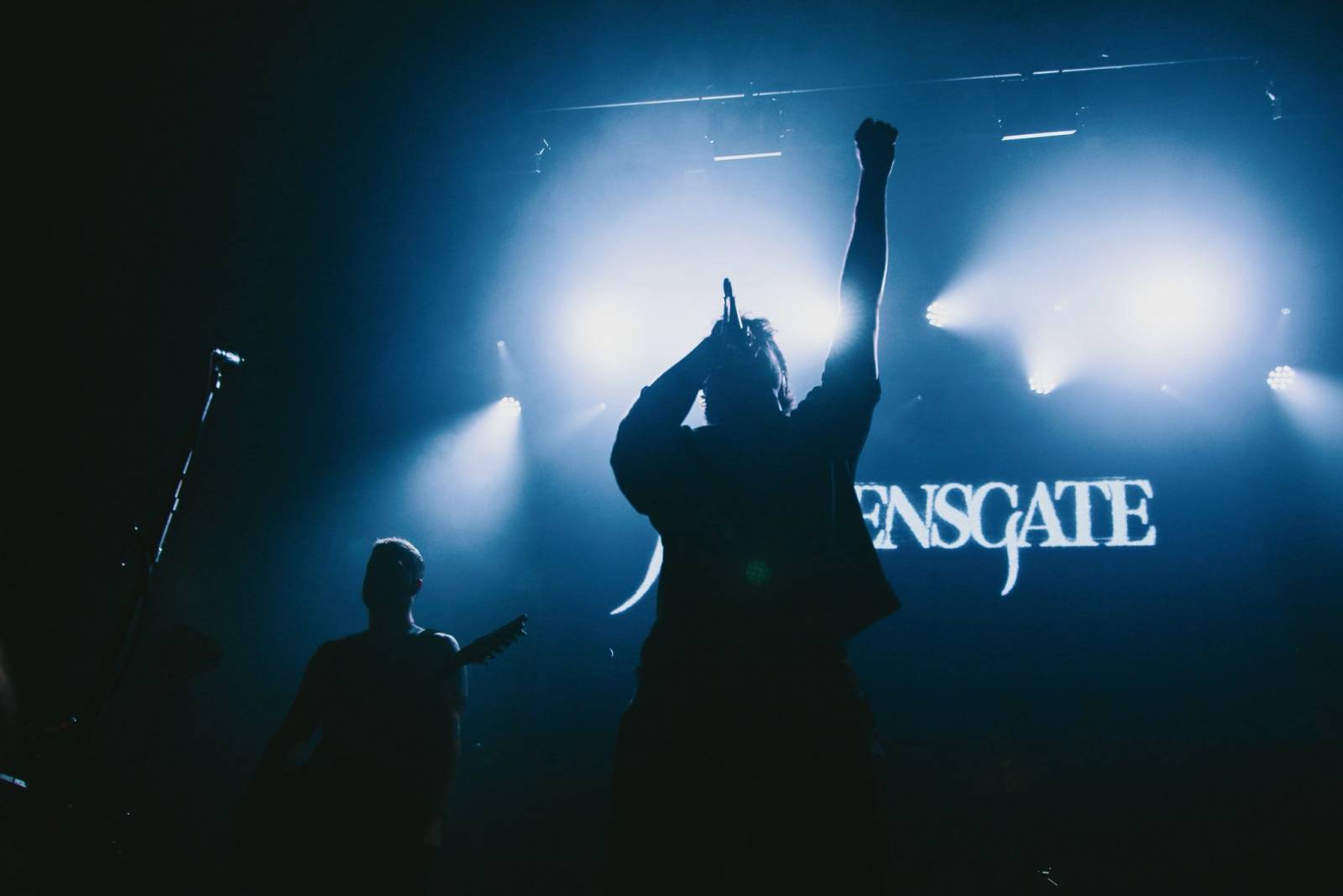 LIVE: We Came as Romans v Praze bez patosu zavzpomínali na zemřelého bratra