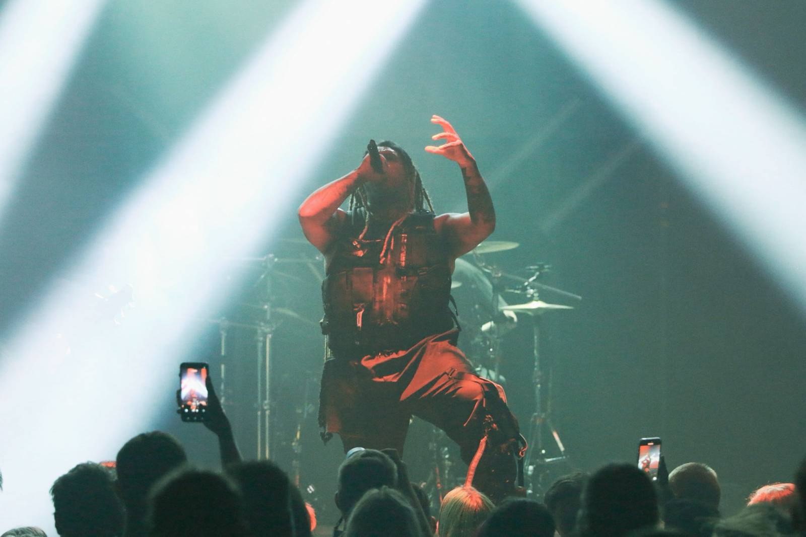 LIVE: We Came as Romans v Praze bez patosu zavzpomínali na zemřelého bratra