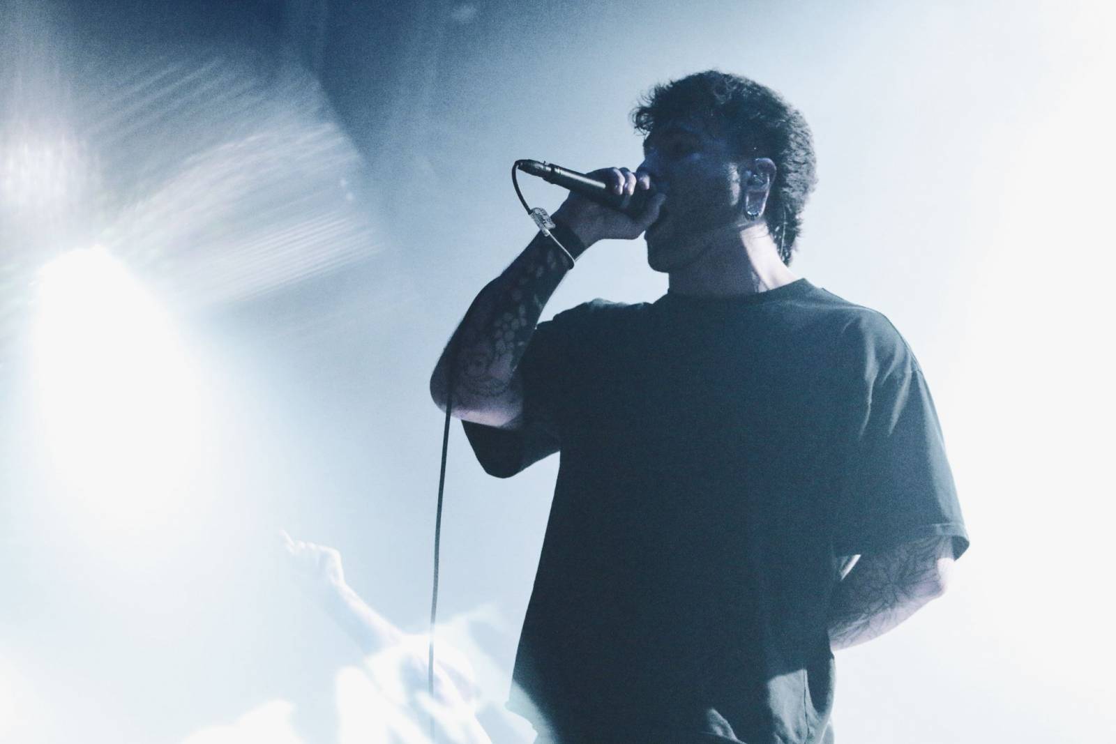 LIVE: We Came as Romans v Praze bez patosu zavzpomínali na zemřelého bratra