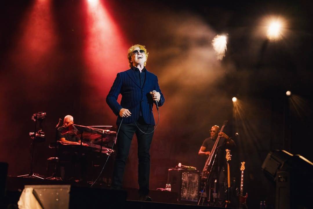 LIVE: Mikrofon až u pasu, přesto bourá arény. Mick Hucknall slaví se Simply Red 40 let na scéně