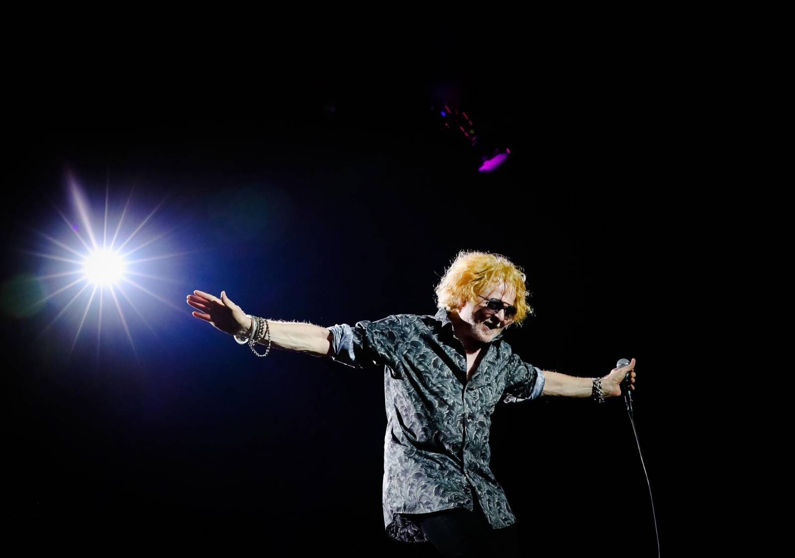 LIVE: Mikrofon až u pasu, přesto bourá arény. Mick Hucknall slaví se Simply Red 40 let na scéně