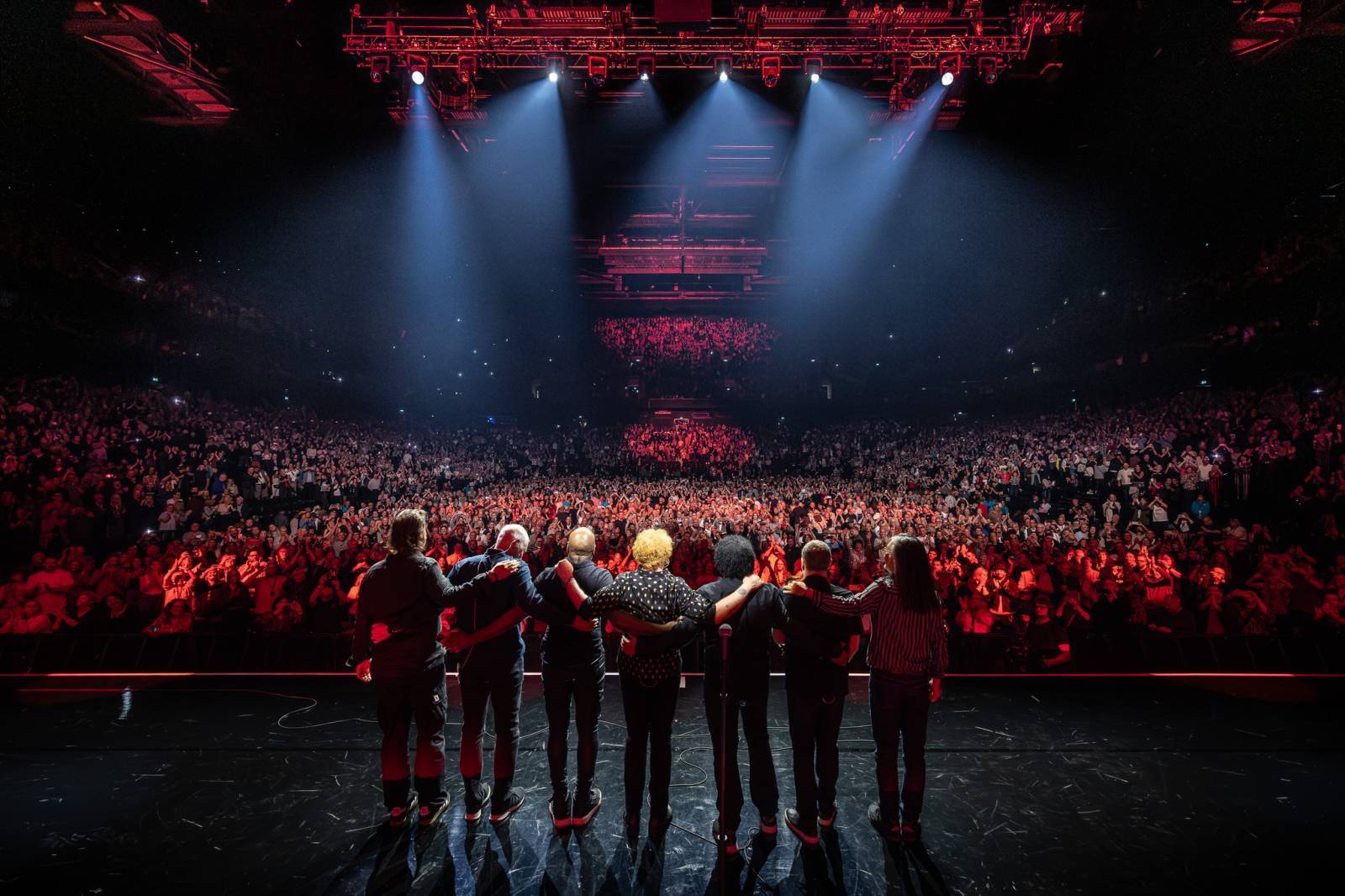 LIVE: Mikrofon až u pasu, přesto bourá arény. Mick Hucknall slaví se Simply Red 40 let na scéně