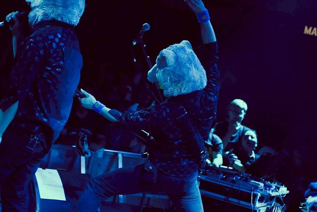 LIVE: Vlčí smečka Man With A Mission si podmanila Prahu. Došlo i na spartakiádní rozcvičku