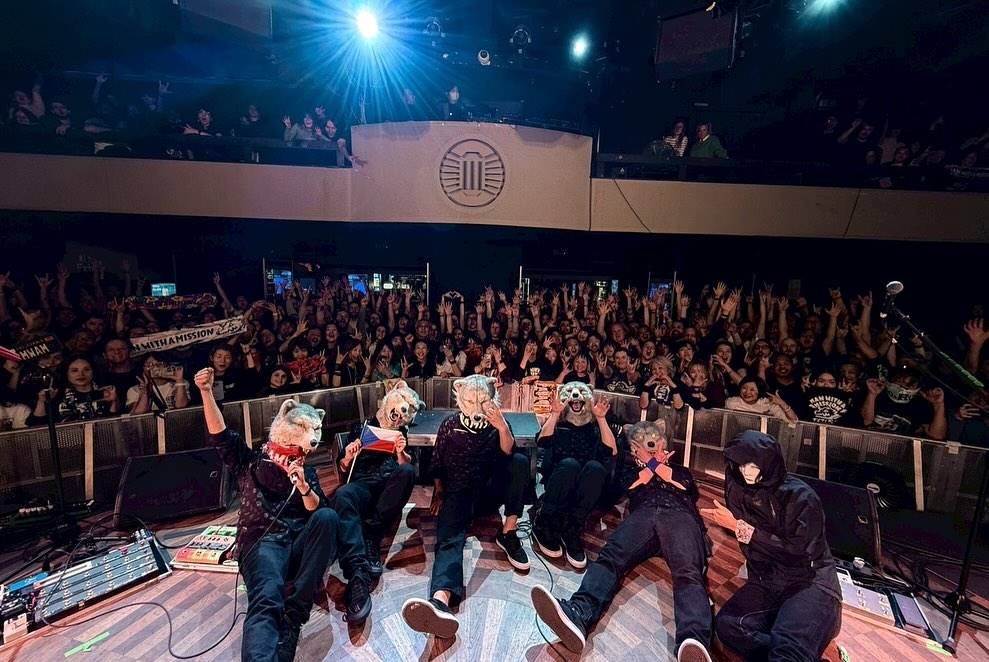 LIVE: Vlčí smečka Man With A Mission si podmanila Prahu. Došlo i na spartakiádní rozcvičku