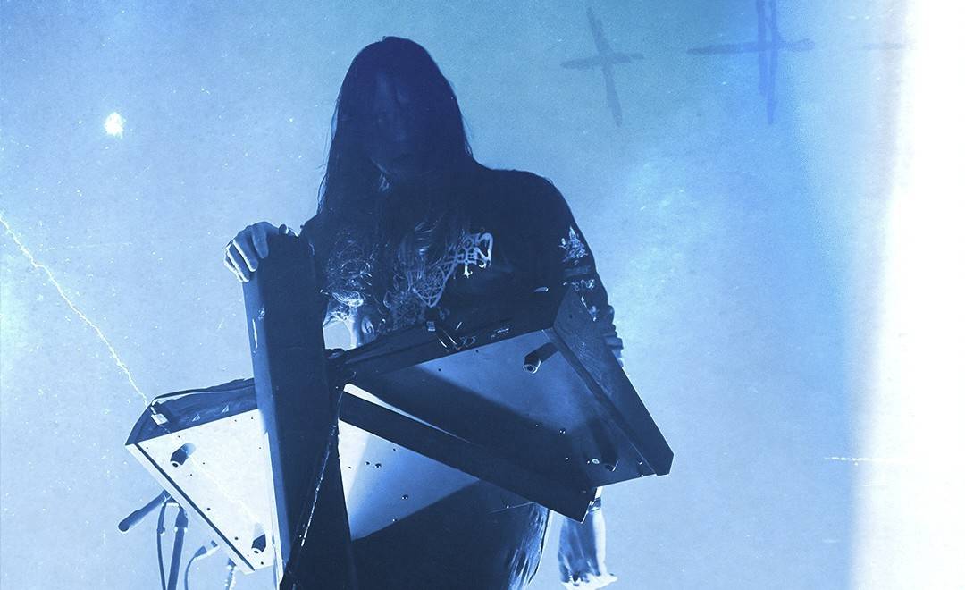 LIVE: Perturbator rozpálil dav z pojízdné kazatelny v SaSaZu