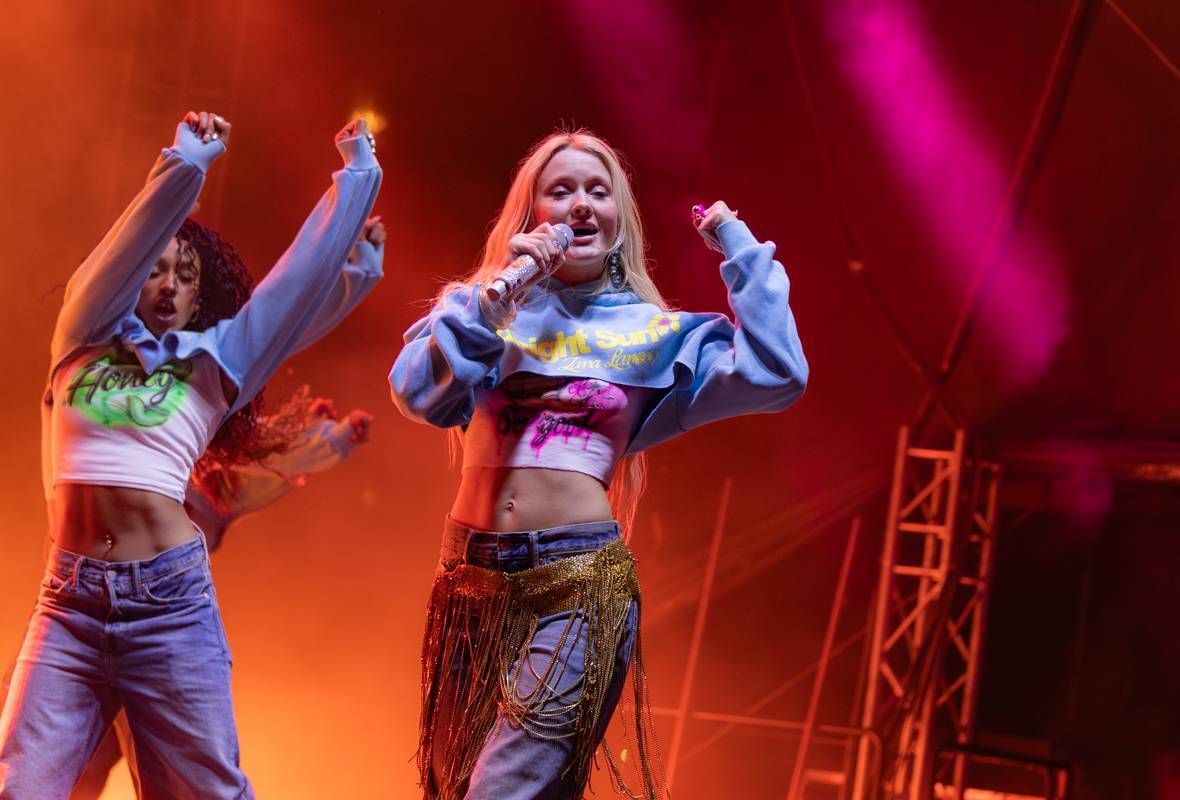 LIVE: Zara Larsson otevřela Westfield Černý Most. Švédskou zpěvačku vítaly davy