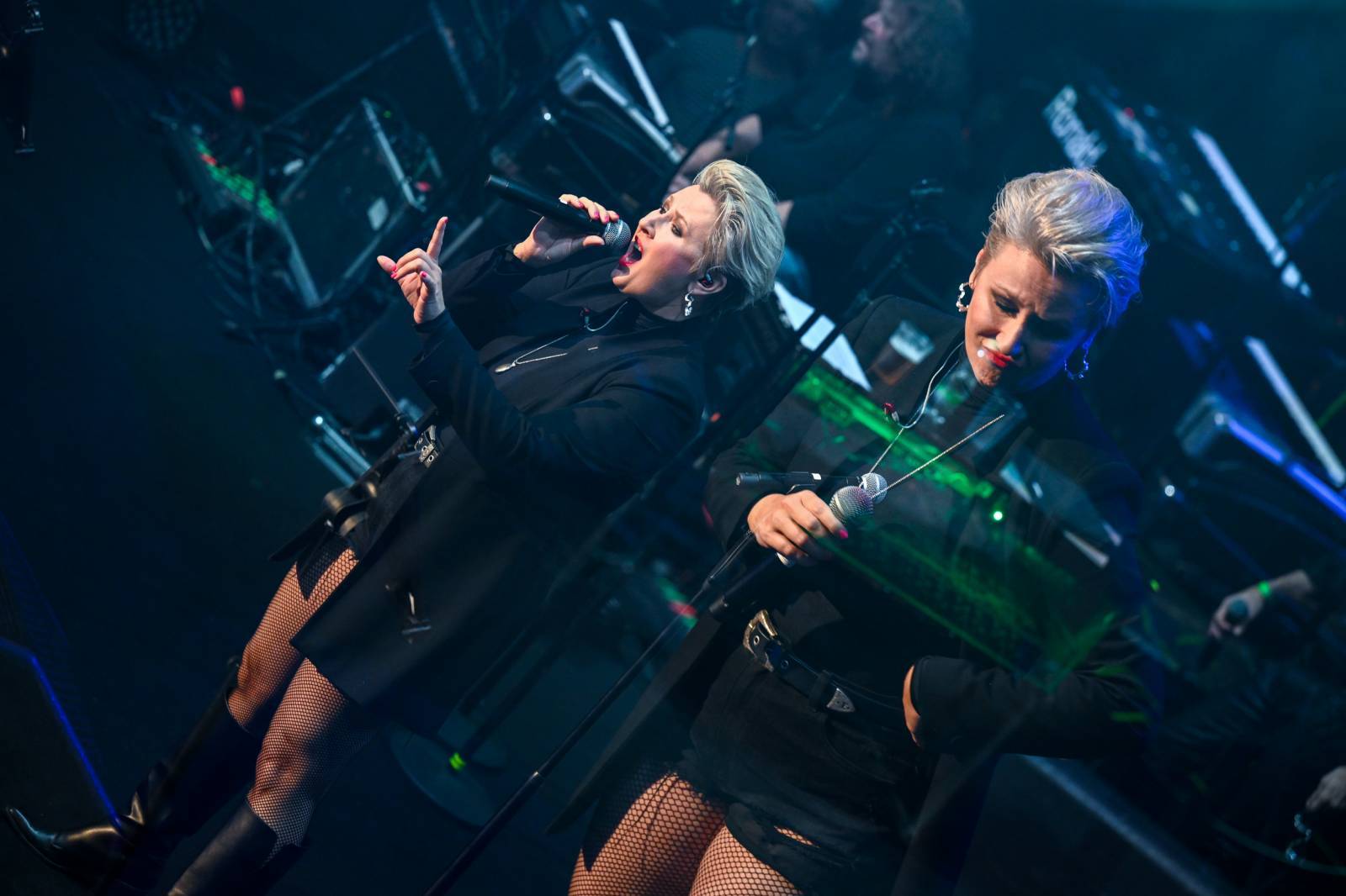 LIVE: 17. listopadu se tady sejdeme vždy, hlásili J.A.R. v narvané Lucerně. Vystoupil s nimi i Dan Bárta