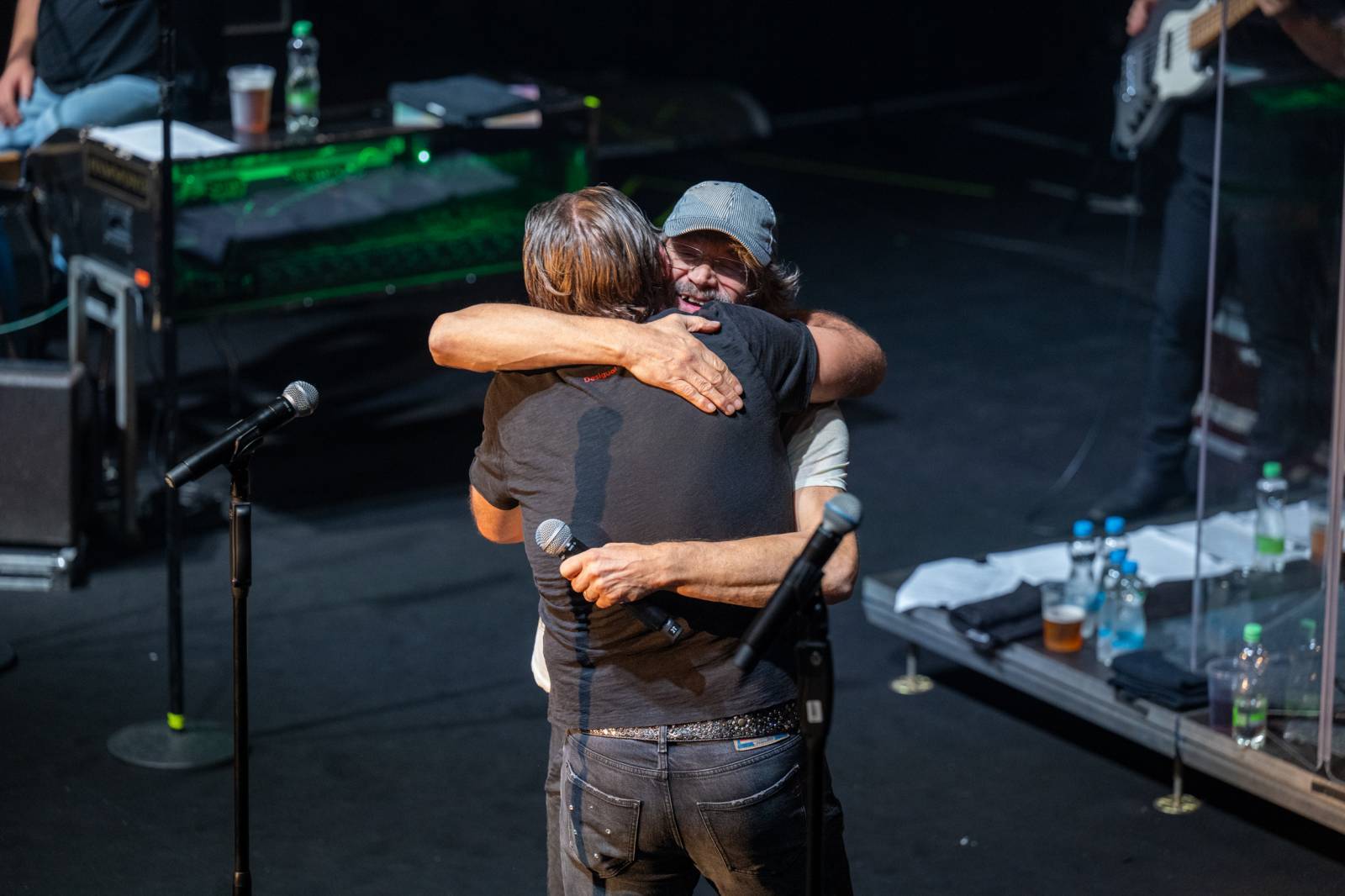 LIVE: 17. listopadu se tady sejdeme vždy, hlásili J.A.R. v narvané Lucerně. Vystoupil s nimi i Dan Bárta