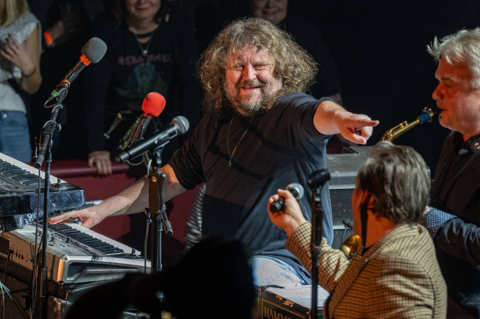 LIVE: 17. listopadu se tady sejdeme vždy, hlásili J.A.R. v narvané Lucerně. Vystoupil s nimi i Dan Bárta