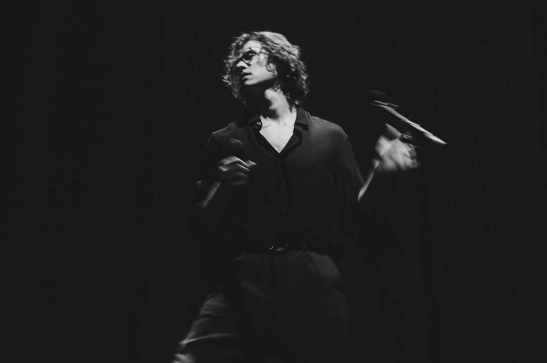 LIVE: Tom Odell ví, jak pracovat s emocemi. K slzám dohnal celou Sportovní halu v Praze