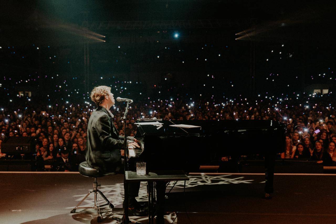 LIVE: Tom Odell ví, jak pracovat s emocemi. K slzám dohnal celou Sportovní halu v Praze